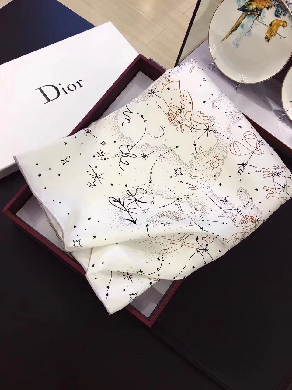 Dior һͼ չɫŮʿ˿